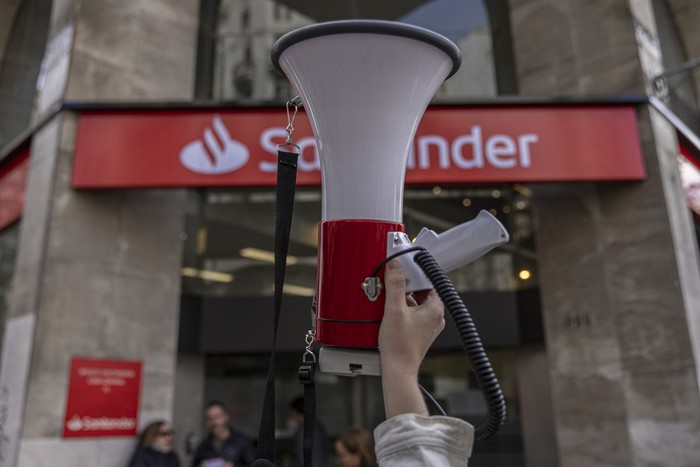 Paro de trabajadores del banco Santander, el 25 de setiembre, en la plaza del Entrevero. · Foto: Ernesto Ryan