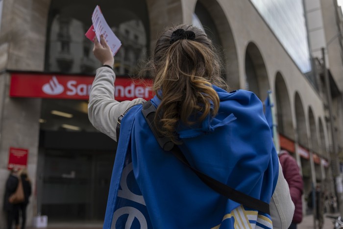 Movilización de AEBU, frente al banco Santander, el 25 de setiembre, en el centro de Montevideo. · Foto: Ernesto Ryan