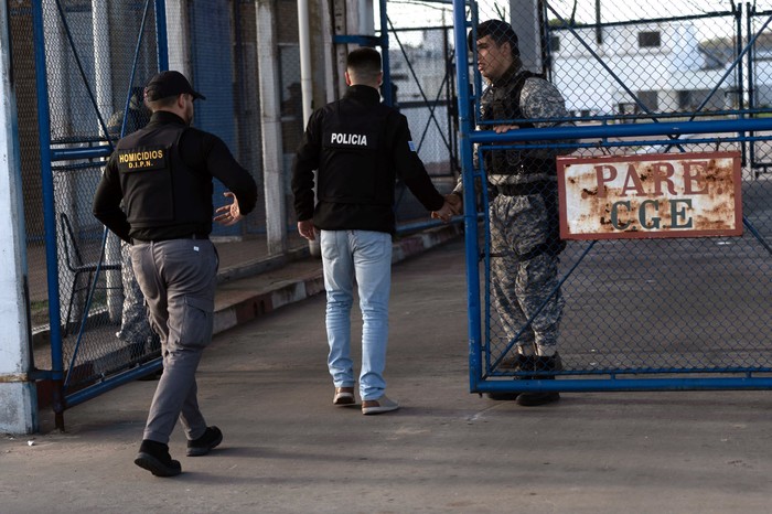 Foto principal del artículo 'Una mujer disfrazada de enfermera le entregó un arma a una persona privada de libertad del Comcar' · Foto: Mara Quintero