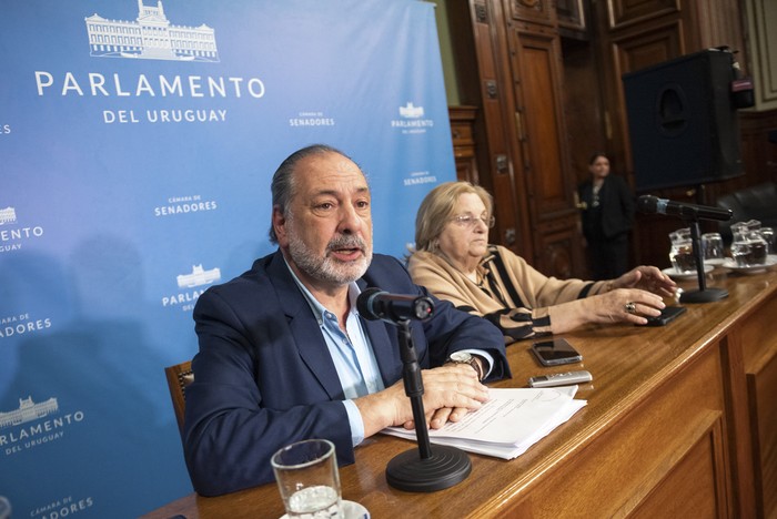 Jorge Gandini y Graciela Bianchi, durante la conferencia de prensa en el Palacio Legislativo. · Foto: Gianni Schiaffarino