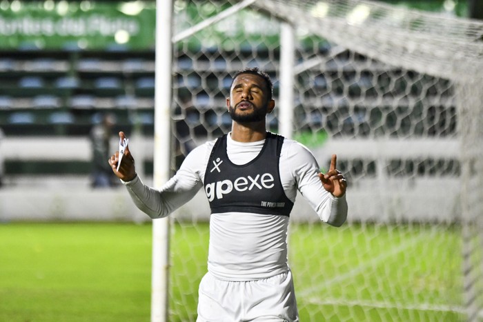 Daniel Bahía, de Plaza Colonia, al finalizar el partido ante La Luz, el 25 de setiembre, en el Parque Prandi. · Foto: Ignacio Dotti