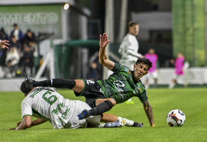 Ezequías Redín, de Plaza Colonia, y Matías de los Santos, de La Luz, durante el encuentro disputado en el Parque Prandi por la fecha 19 de la Segunda Division Profesional. (archivo, setiembre de 2024) · Foto: Ignacio Dotti