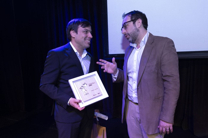 Marcel Romero, docente ganador del Premio ReachingU, y Leandro Folgar, presidente de Ceibal. · Foto: Rodrigo Viera Amaral