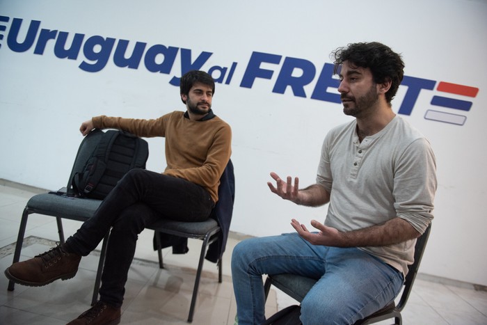 Federico Barreto y Nicolás Mazzarovich durante el conversatorio Jóvenes y seguridad, el 26 de setiembre, en la sede de La Amplia. · Foto: Gianni Schiaffarino