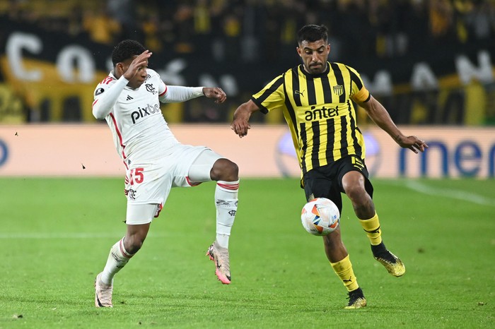 Gonzalo Plata, de Flamengo, Maximiliano Olivera, de Peñarol. · Foto: Alessandro Maradei