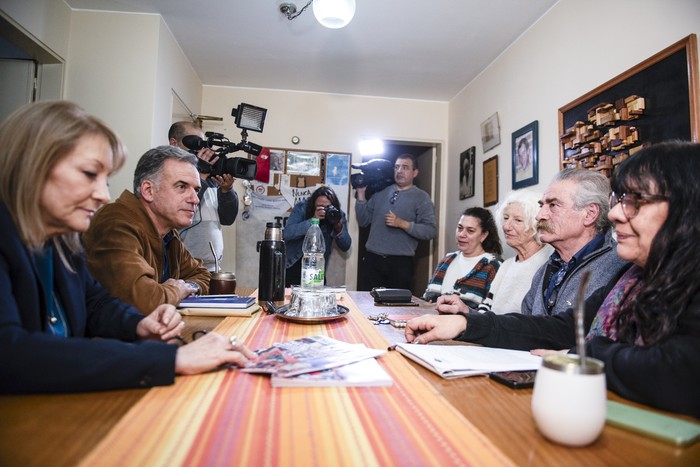 Yamandú Orsi y Carolina Cosse, durante la reunión con Madres y Familiares de Detenidos Desaparecidos. · Foto: Diego Vila