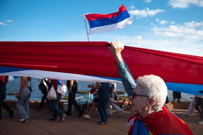 Durante el banderazo del Frente Amplio, el 29 de setiembre, en la rambla Sur de Montevideo. · Foto: Gianni Schiaffarino