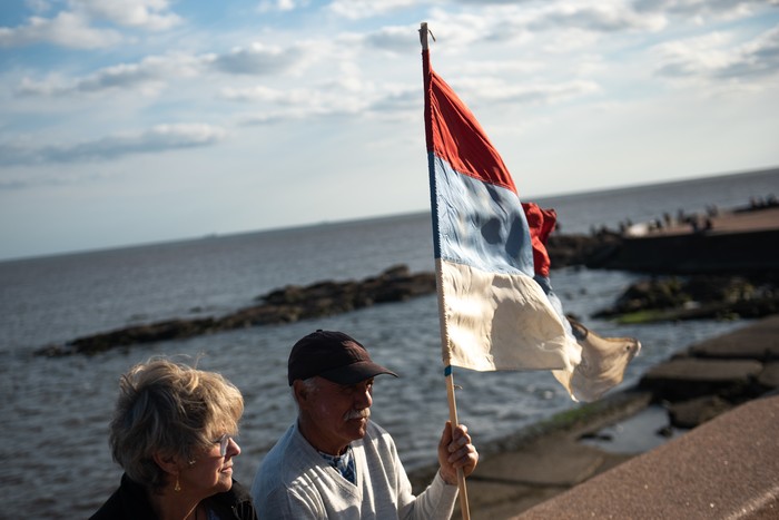 Militantes frenteamplistas en la Rambla Sur de Montevideo. Foto: Gianni Schiaffarino (archivo, setiembre de 2024)