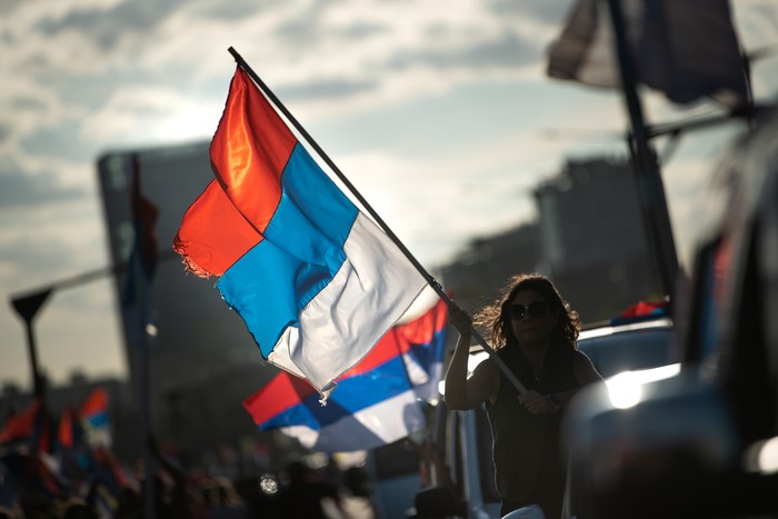 Banderazo del Frente Amplio en la Rambla de Montevideo (archivo, setiembre de 2024). · Foto: Gianni Schiaffarino