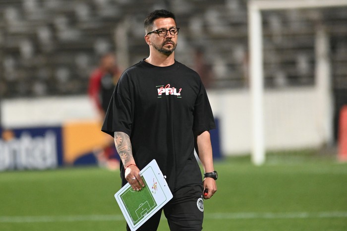 Carlos Canobbio, entrenador de Progreso, durante un partido en el estadio Alfredo Víctor Viera (archivo, setiembre de 2024). · Foto: Alessandro Maradei