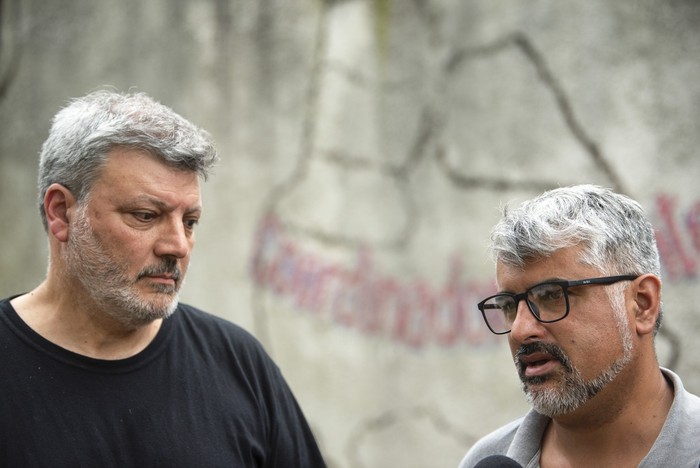 Miguel Marrero y Andrés Martínez, previo a la reunión de la Unión Nacional de Obreros y Trabajadores del Transporte. · Foto: Gianni Schiaffarino