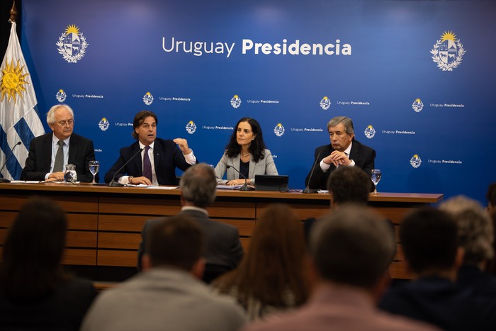 Rodolfo Saldain, Luis Lacalle Pou, Azucena Arbeleche y Mario Arizti, el 1º de octubre, durante la conferencia de prensa en la Torre Ejecutiva, en Montevideo. · Foto: Gianni Schiaffarino