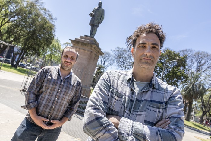 Gonzalo Pastorino y Juan Pablo Fitipaldo, en la plaza Vidiella del barrio Colón. · Foto: Ernesto Ryan