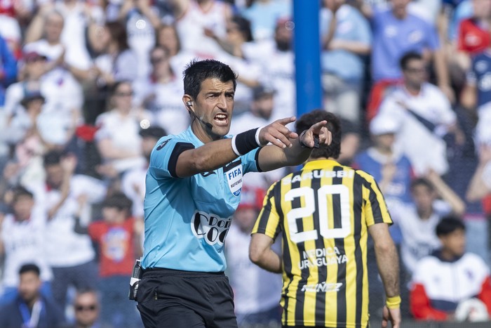 Leodán González, el 6 de octubre, durante el partido clásico en el estadio Gran Parque Central. · Foto: Rodrigo Viera Amaral