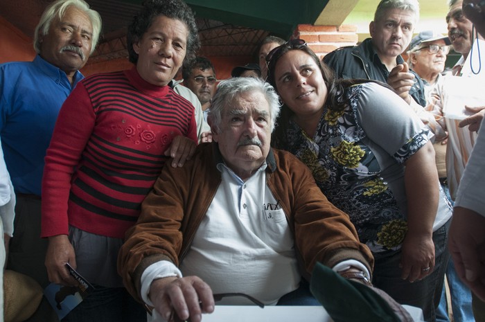 José Mujica durante la reunión que mantuvo con los integrantes del Sindicato de Peones de Estancia, durante la celebración del Día del Trabajador Rural en Punta de Carretera, el 30 de abril de 2013. · Foto: Sandro Pereyra