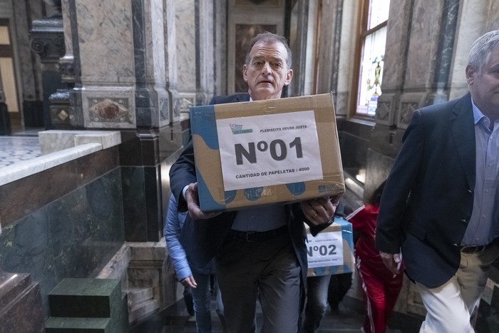 Guido Manini Ríos, el 7 de octubre, durante la entrega de firmas, en el Palacio Legislativo. · Foto: Rodrigo Viera Amaral