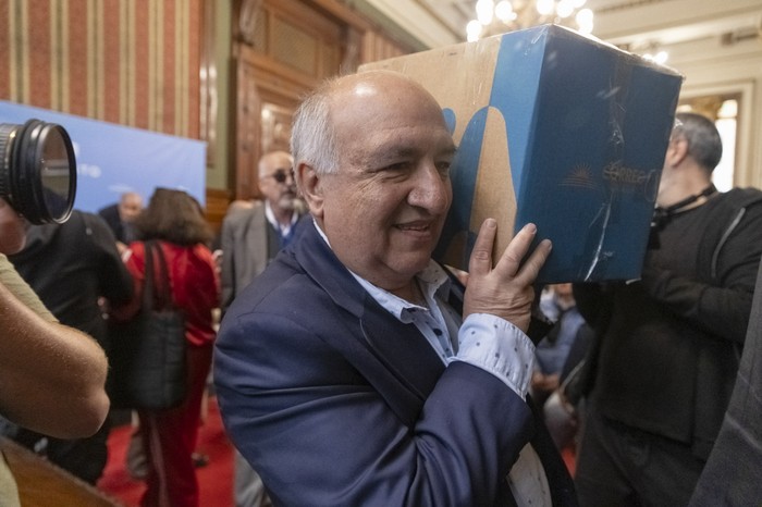 Guillermo Domenech, durante la entrega de las firmas en el Palacio Legislativo, el 7 de octubre de 2024. · Foto: Rodrigo Viera Amaral