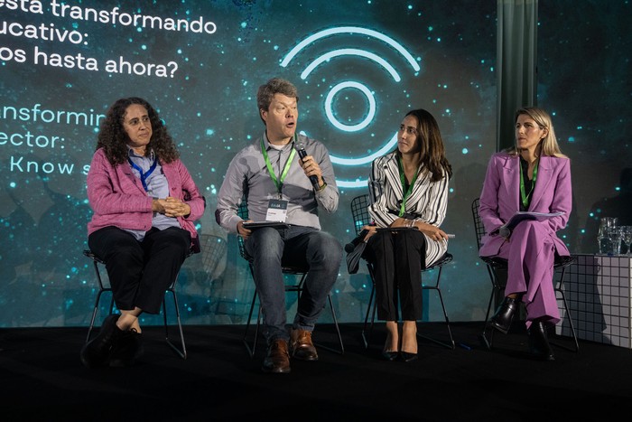 Fiorella Haim, Andreas Blom, Elena Arias y Miriam Preckler durante el conversatorio "Cómo la IA está transformando el sector educativo: ¿qué sabemos hasta ahora?". · Foto: Mara Quintero