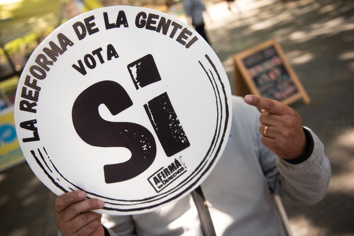 Foto principal del artículo 'ADES Montevideo denuncia “censura” de Secundaria en uso de carteleras sindicales para plebiscito de la seguridad social' · Foto: Gianni Schiaffarino