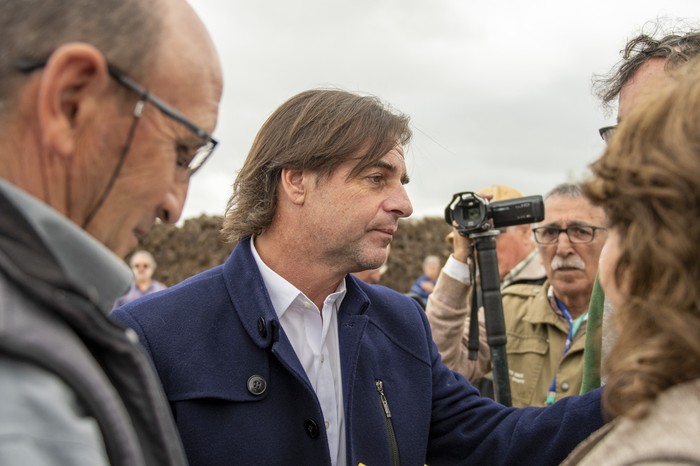 Directiva del Centro Comercial de Juan Lacaze, le entrega una carta al presidente Luis Lacalle Pou, sobre la situación de la obra de saneamiento en la ciudad, durante la llegada del presidente a Uruforest, la Feria Forestal, del Agro y del Ambiente el 10 de octubre. · Foto: Ignacio Dotti