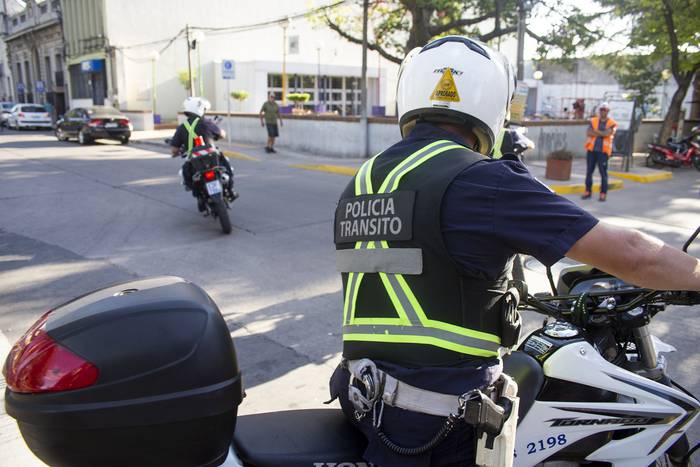 Policia de transito en la ciudad de Canelones (archivo, marzo de 2020). · Foto: Alessandro Maradei