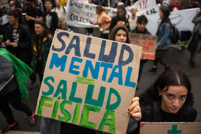 Foto principal del artículo 'Depresión y ansiedad en jóvenes: ¿acaso el alto desempleo juvenil tiene algo que ver?' · Foto: Gianni Schiaffarino