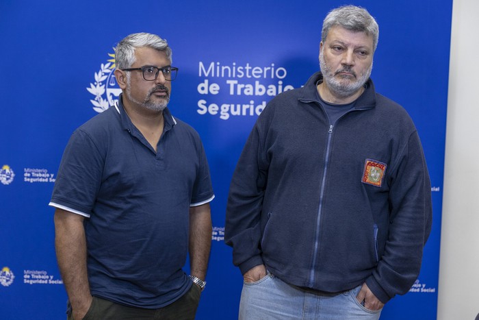 Andrés Martínez y Miguel Marrero, representantes de los trabajadores del transporte metropolitano, en el Ministerio de Trabajo. · Foto: Rodrigo Viera Amaral