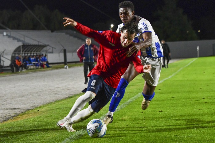 Geiner Martínez de Juventud, y Nicolás Mallea, de Deportivo Colonia, durante un partido por la Copa AUF Uruguay en el estadio Alberto Suppici, el 10 de octubre de 2024. · Foto: Ignacio Dotti