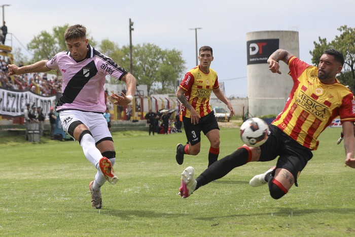 Danubio y Progreso, el sábado 12 de octubre, en el estadio Abraham Paladino. · Foto: Rodrigo Viera Amaral