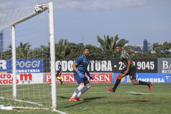 Gol anulado de Rampla a Cerro, en el estadio Olímpico "Pedro Arispe". · Foto: Rodrigo Viera Amaral