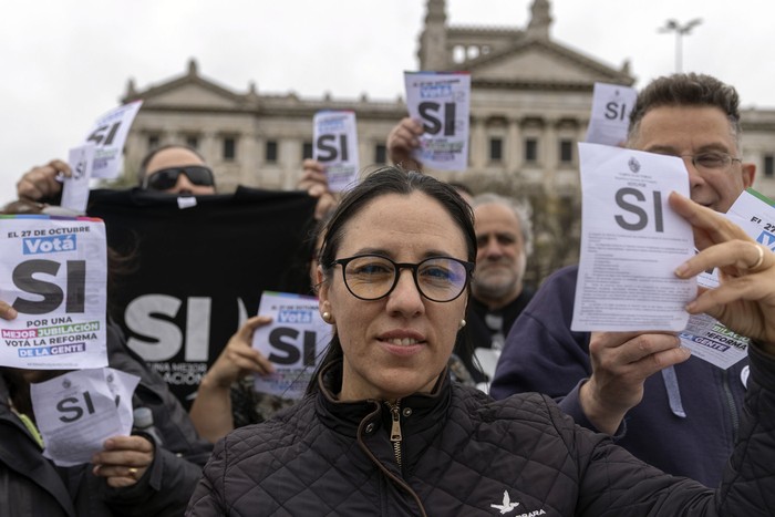 Karina Sosa y militantes por el plebiscito de la seguridad social, este domingo, en el Palacio Legislativo. · Foto: Ernesto Ryan