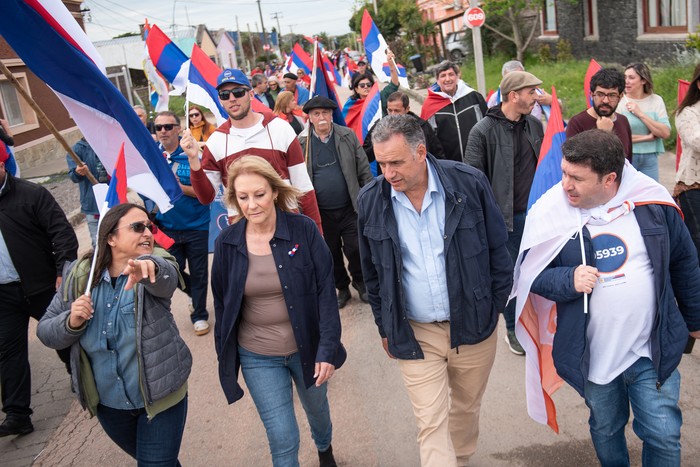 Yamandú Orsi y Carolina Cosse, durante una recorrida en la ciudad de Tala. · Foto: Gianni Schiaffarino