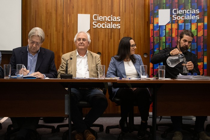 Debate por el plebiscito de la seguridad social en la Facultad de Ciencias Sociales: Ope Pasquet, Rodolfo Saldain, Karina Sosa y Sergio Sommaruga. · Foto: Mara Quintero