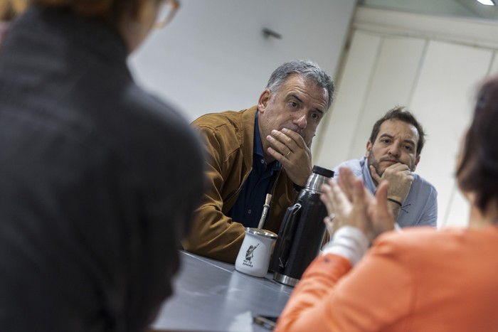 Yamandú Orsi y Cristian Di Candia, durante el encuentro que mantuvieron con Plataforma Animalista, el 15 de octubre de 2024 en La Huella de Seregni. · Foto: Ernesto Ryan