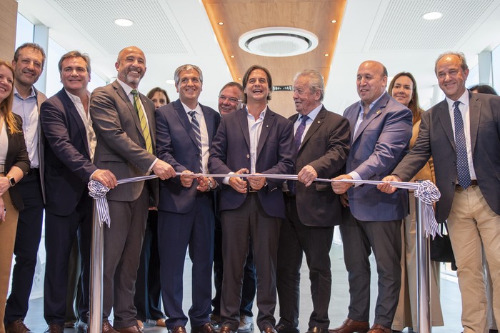 Luis Lacalle Pou y autoridades departamentales y nacionales, inauguraron las nuevas obras en la terminal de pasajeros del Puerto de Colonia. · Foto: Ignacio Dotti