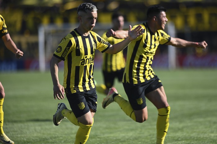 Leonardo Fernández y Leonardo Sequeira, tras el gol de Fernández a Danubio. · Foto: Alessandro Maradei