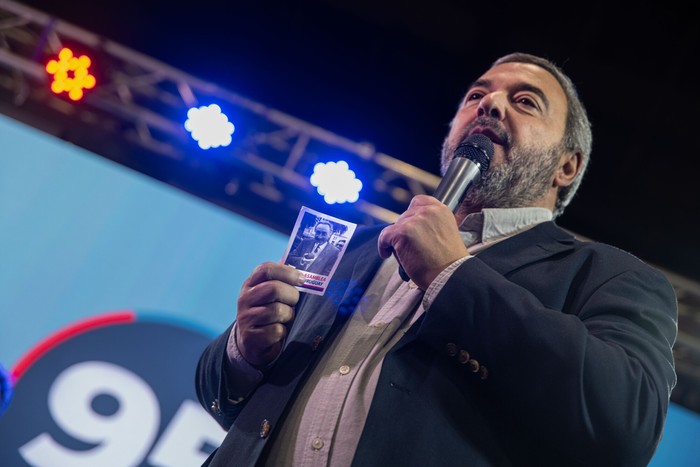 Mario Bergara, durante el acto cierre de campaña de la lista 95, en el club Welcome, en Montevideo (archivo, octubre de 2024). · Foto: Mara Quintero