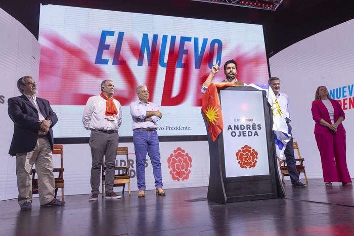 Gustavo Zubía, Gustavo Osta, Robert Silva, Andrés Ojeda, Pedro Bordaberry y Zaida González, el 19 de octubre, durante el acto de cierre de campaña, en Montevideo. · Foto: Rodrigo Viera Amaral