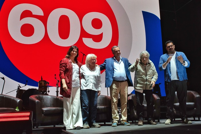 Blanca Rodríguez, Lucía Topolansky, Yamandú Orsi, José Mujica y Alejandro Sánchez, durante el acto de cierre de campaña del MPP, en la plaza 1ero de mayo. · Foto: Martín Varela Umpiérrez