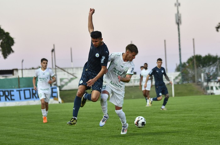 Facundo Kidd, de Plaza Colonia, y Diogo Guzmán, de Montevideo City Torque, el sábado, en el estadio Juan Prandi de Colonia. · Foto: Ignacio Dotti