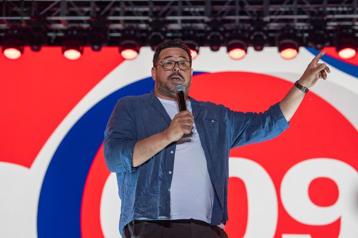 Alejandro Sánchez, el 19 de octubre, durante el acto de cierre de campaña de la lista 609, en la plaza 1° de Mayo. · Foto: Martín Varela Umpiérrez