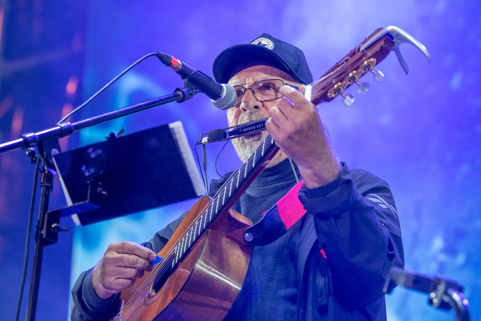 León Gieco, durante un acto del MPP, en Montevideo (archivo, octubre de 2024). · Foto: Martín Varela Umpiérrez