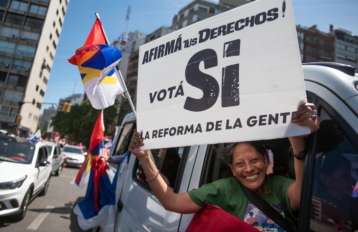 Foto principal del artículo '41% del electorado votaría a favor del plebiscito de la seguridad social y 17% aún permanece indeciso, según Cifra' · Foto: Gianni Schiaffarino