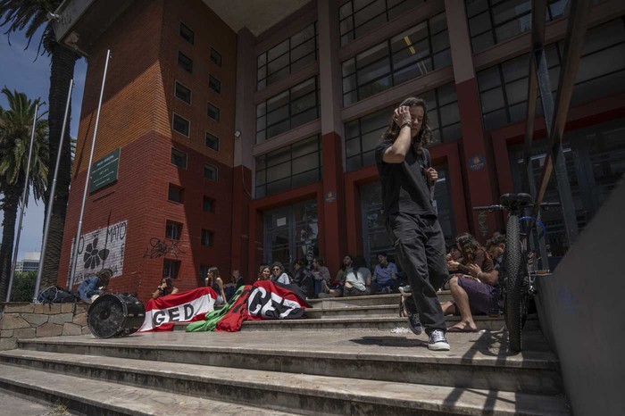 Liceo Dámaso Antonio Larrañaga, el lunes 21. · Foto: Mara Quintero