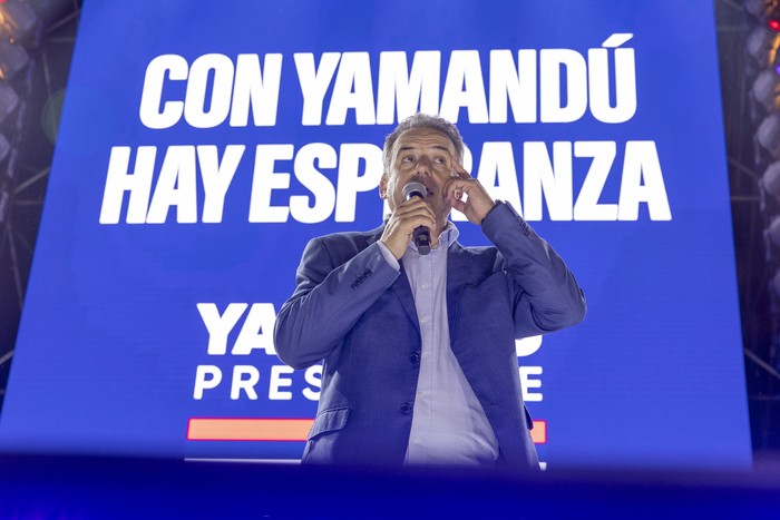 Yamandú Orsi, durante el cierre de campaña, el 22 de noviembre, en el Parque Batlle. · Foto: Rodrigo Viera Amaral