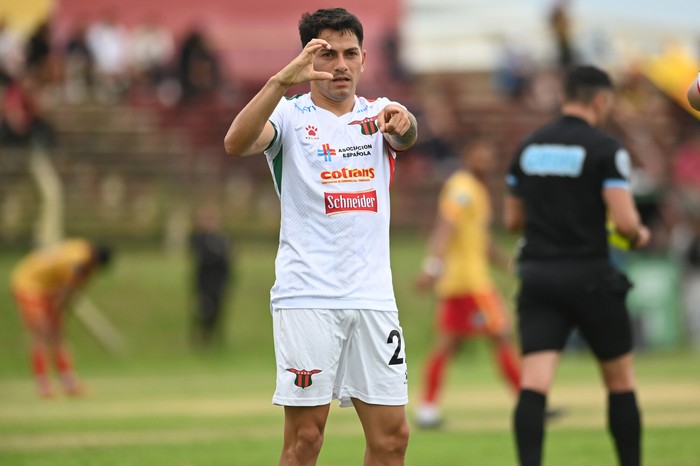 Franco Pérez, de Boston River, luego de convertir su gol ante Villa Española, el 23 de octubre, en el estadio Obdulio Varela. · Foto: Alessandro Maradei