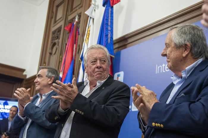 El intendente de Colonia, Carlos Moreira, y el empresario Carlos Lecueder, presidente de Nogalim, durante la firma del contrato de compra del predio de la ex Sudamtex. · Foto: Ignacio Dotti