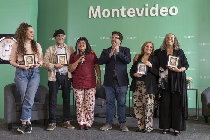 Renata Denevi, Osvaldo Reyno, María Inés Obaldía, Mauricio Zunino, Myriam Gleijer y Gloria Demassi, el 24 de octubre, durante la ceremonia en la Intendencia de Montevideo. · Foto: Ernesto Arias, EFE