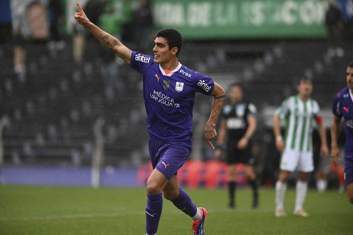 Alfonso Barco, de Defensor Sporting, tras convertir ante Racing, en el estadio Franzini. · Foto: Alessandro Maradei