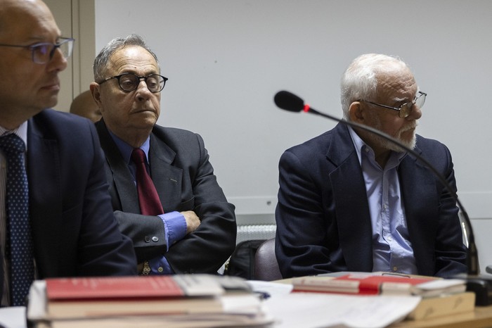 Emilio Mikolic, abogado, Jorge  Silveira y Ricardo Medina en el juzado de Juan Carlos Gómez. · Foto: Ernesto Ryan